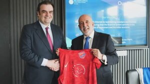 Κυριάκος Πιερρακάκης: Το δώρο - έκπληξη στον διοικητή της Τράπεζας της Ιρλανδίας