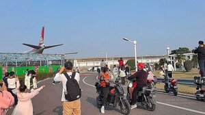 Αεροπλάνο απογειώνεται και φέρνει το χάος σε θεατές...