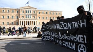 Γρηγορόπουλος: Πορεία μνήμης στο κέντρο της Αθήνας - Αφήνουν λουλούδια στο σημείο όπου δολοφονήθηκε