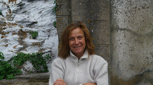 Η Λυδία Δαμπασίνα παρουσιάζει την έκθεση "Red Line, Κόκκινη γραμμή, Ligne rouge" 