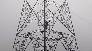 Ανέβηκε σε πυλώνα ρεύματος για να πιέσει τον σύντροφό της να την παντρευτεί!