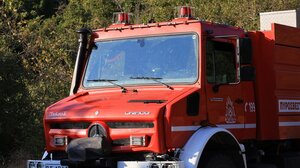 Κορωπί: Υπό έλεγχο τέθηκε η πυρκαγιά που κατεστρεψε δύο αποθήκες επιχείρησης