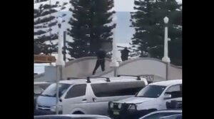 Σίδνεϊ: Η στιγμή που ήρωας αστυνομικός πυροβολεί και σκοτώνει έναν από τους τρομοκράτες - Δείτε βίντεο