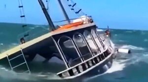Τουριστικό σκάφος βυθίστηκε μέσα σε δευτερόλεπτα