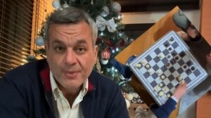 Χάρης Μαμουλάκης: Η σκακιέρα, οι "καθαρές κινήσεις" και οι ευχές για καλή χρονιά