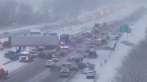 ΗΠΑ: Τεράστια καραμπόλα 45 οχημάτων μετά από ισχυρή χιονόπτωση στην Ιντιάνα