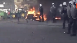 Βρυξέλλες: Επεισόδια στα μπλόκα των αγροτών