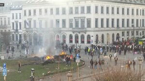 Συγκρούσεις των διαδηλωτών αγροτών με την αστυνομία στο κέντρο των Βρυξελλών