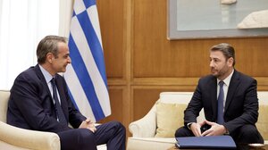 Ο Κυριάκος Μητσοτάκης, οι αρχηγοί κομμάτων και η μπίρα με τον Νίκο Ανδρουλάκη!