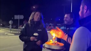 Δράμα: Έκπληξη από τους αγρότες στα μπλόκα με τούρτα σε αστυνομικό για τα γενέθλιά της