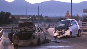 Αυτοκίνητο κάηκε ολοσχερώς μετά από τροχαίο έξω από το ΣΕΦ