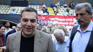 Φοβήθηκε το ύψος του εξώστη και δεν πήγε στη βιβλιοπαρουσίαση! Ποιος το είπε;