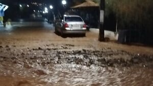 Στη δίνη της κακοκαιρίας ο Τσούτσουρας- Αποκολλήθηκε μεταλλικό υπόστεγο, ο άνεμος "πέταξε" βάρκες!