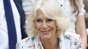 Η βασίλισσα Καμίλα σπάει τη σιωπή της: «Δέχτηκα επίθεση μέσα σε τρένο όταν ήμουν έφηβη»