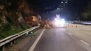 Πτώση βράχων στη λεωφόρο Αθηνών στο ύψος του Χαϊδαρίου 