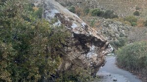 Αμάρι: Μεγάλος βράχος έπεσε στο δρόμο 