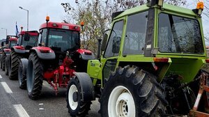 Παραμένουν στα μπλόκα αγρότες και κτηνοτρόφοι Δ. Ελλάδας, Καρδίτσας, Τρικάλων