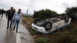 Επεισόδια και στα Χανιά: Οι αγρότες αναποδογύρισαν περιπολικό