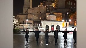 Έλληνες χόρεψαν χασάπικο μπροστά στην Αγία Σοφία - Πήραν "φωτιά" του τουρκικά ΜΜΕ