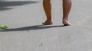 Έριξε μπουνιά, έσπασε τζαμαρίες σε σούπερ-μάρκετ και βγήκε στους δρόμους με το εσώρουχο