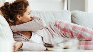 Γιατί ο βήχας σας χειροτερεύει τη νύχτα και τι μπορείτε να κάνετε