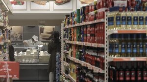 Ωράριο καταστημάτων και σούπερ μάρκετ σε σταδιακή επαναφορά – Ανοιχτές οι τράπεζες