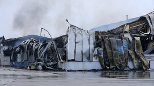 Τρίκαλα: Στα δύο κόπηκε το εργοστάσιο της «Βιολάντα» από την έκρηξη -Εικόνες απόλυτης καταστροφής