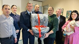 Οδική κουλτούρα από ... κούνια! Το δώρο της Τροχαίας Αγίου Νικολάου στο μωρό που έκανε το ποδαρικό του 2026