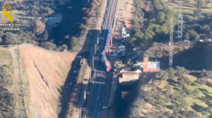 Ισπανία: Ο Σάντσεθ δεν θα μεταβεί στο Νταβός - Αεροφωτογραφίες από τον σημείο του σιδηροδρομικού δυστυχήματος