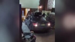 Νέα Υόρκη: Αυτοκίνητο έπεσε σε είσοδο συναγωγής - Συνελήφθη ο οδηγός, κατηγορείται για έγκλημα μίσους