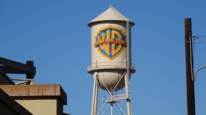 Όλο και πιο κοντά στο Netflix η Warner Bros 