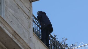 Τέλος στο θρίλερ στην Ομόνοια: Κατέβηκε ο άνδρας που απειλούσε να πέσει