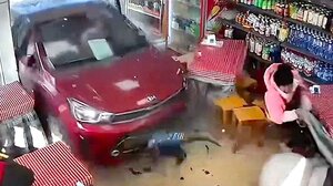 Εισβολή αυτοκινήτου σε κατάστημα μετά από τρελή πορεία - βίντεο