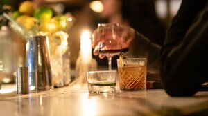 43χρονος στη Θεσσαλονίκη παρενόχλησε 20χρονη σε μπαρ κι αυτή τον έδειρε με τον σύντροφό της