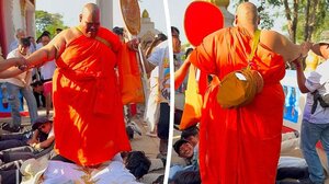 Βουδιστής ιερέας «ευλόγησε» πιστούς περπατώντας πάνω στις πλάτες τους 
