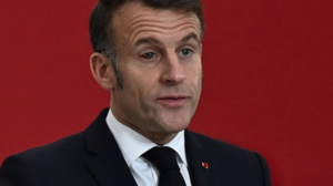 Το κόκκινο μάτι του Μακρόν και το «Eye of the Tiger»