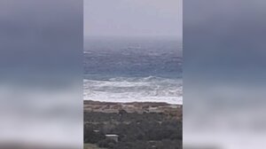 Σάρωσαν τα πάντα οι θυελλώδεις άνεμοι – Η θάλασσα βγήκε στη στεριά στη Δέρματο