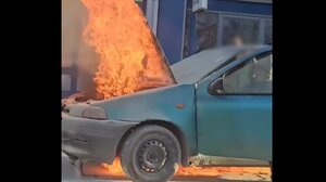 Χανιά: Παρανάλωμα του πυρός εν κινήσει αυτοκίνητο - Βίντεο