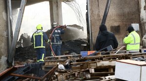 Mενίδι: Βελτιωμένη η εικόνα της φωτιάς στο εργοστάσιο πλαστικών – Ζημιές και σε παρακείμενα κτήρια