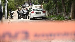Έγκλημα στη Γλυφάδα: Δίωξη για ανθρωποκτονία στον 46χρονο πατροκτόνο