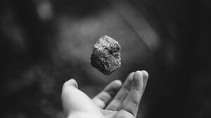 Στη φυλακή ο οδηγός που απειλούσε να πετάξει πέτρες σε αστυνομικό μετά από καταδίωξη για επικίνδυνη οδήγηση 