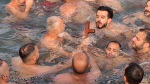 Θεοφάνεια στο Ηράκλειο: Έσπασε ο Σταυρός στη θάλασσα