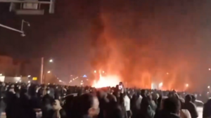 Νύχτα ταραχών στο Ιράν: Στους δρόμους οι διαδηλωτές, έκαψαν κυβερνητικά κτίρια