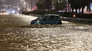 Συναγερμός στην παραλία της Κύμης: Κύματα βγήκαν στον δρόμο