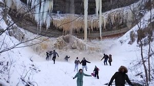 Παγωμένος καταρράκτης καταρρέει παρασύροντας ανθρώπους