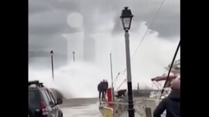 Τραγωδία στο Άστρος: Video από τη στιγμή που ο άτυχος λιμενικός παρασύρεται από τα ορμητικά νερά