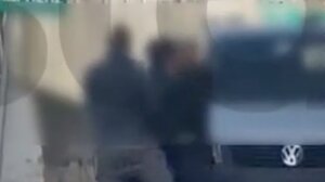 Άγριο ξύλο στη μέση του δρόμου για την προτεραιότητα - Σοκάρει το video