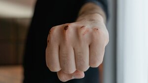 Ανήλικος κατά ανηλίκου με μπουνιές και κλωτσιές!