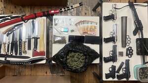 Το μισό κιλό κάνναβης ήταν μόνον η αρχή - Βρέθηκαν πιστόλια, μαχαίρια και ναρκωτικά