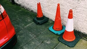 «Ο Δήμος φτιάχνει πεζοδρόμια – ποια η λύση για τη στάθμευση;»